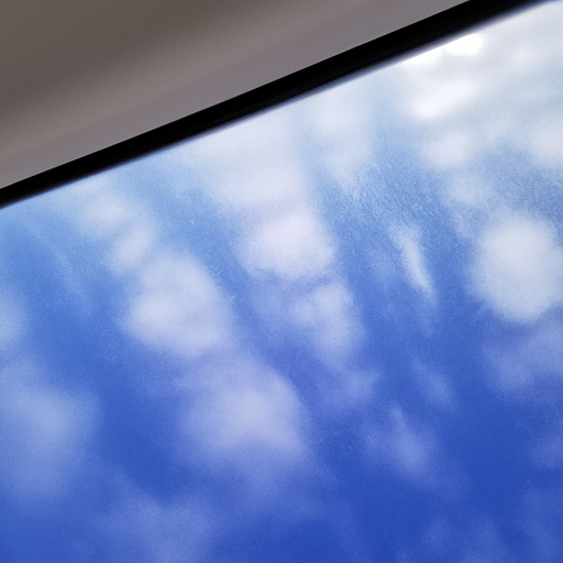 Ciel bleu à travers une fenetre autonettoyante