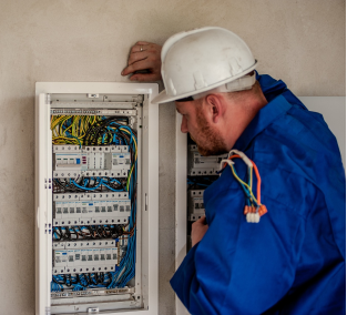 Image d'un électricien inspectant un compteur